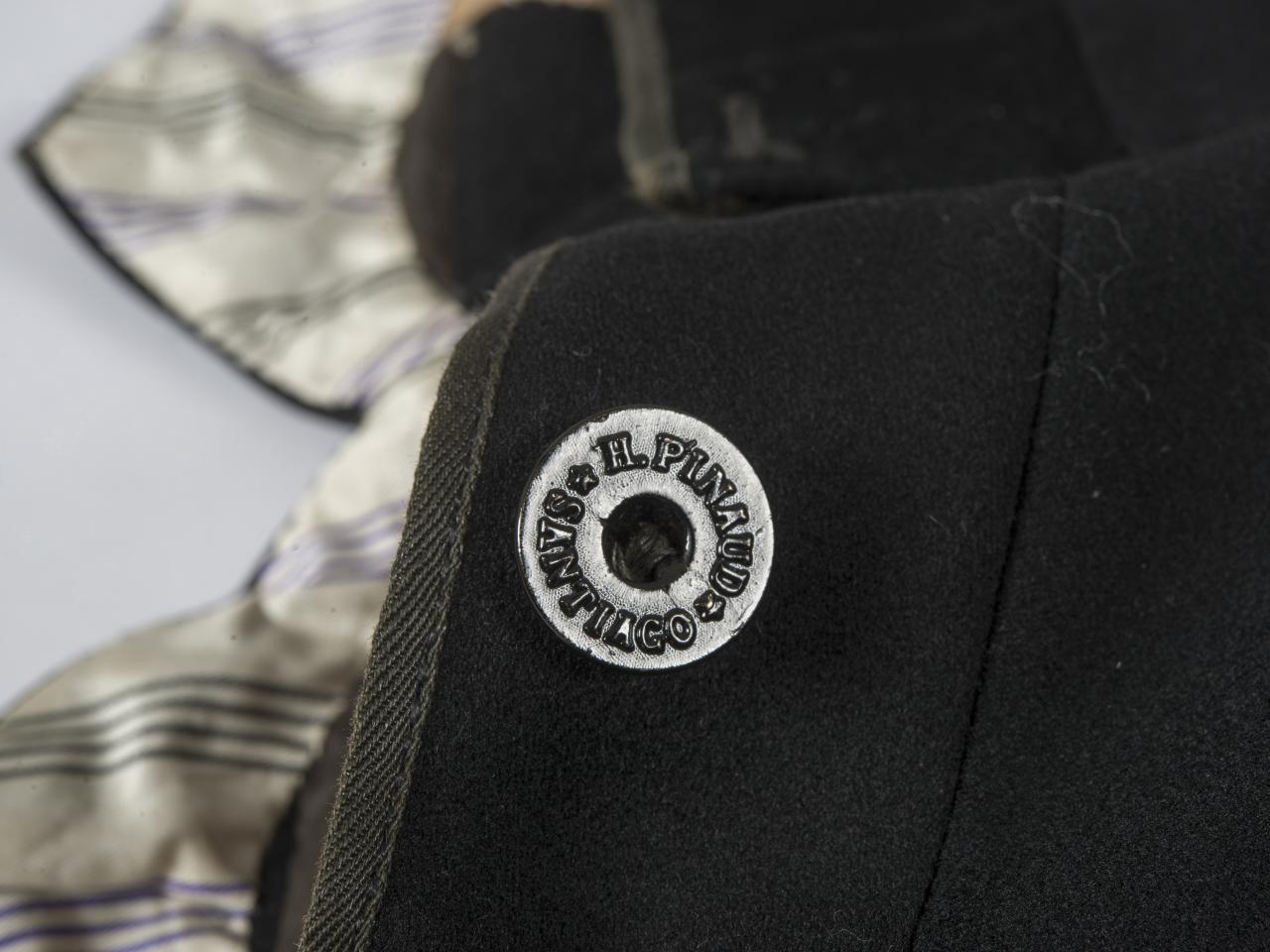 Detalle de botón con inscripción Pinaud