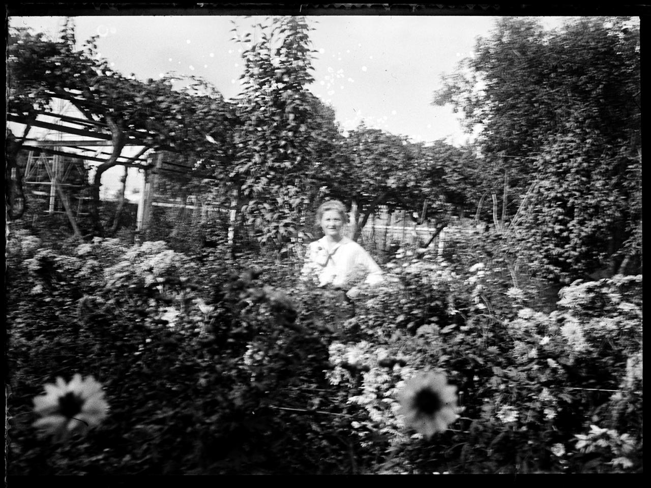 Mujer en parque con flores