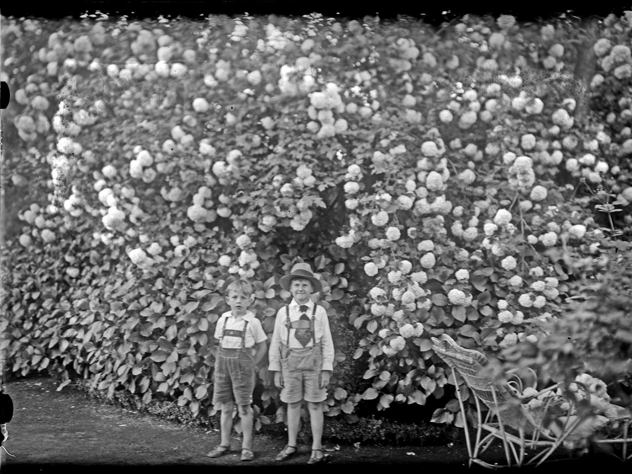 Retrato de dos niños en jardín