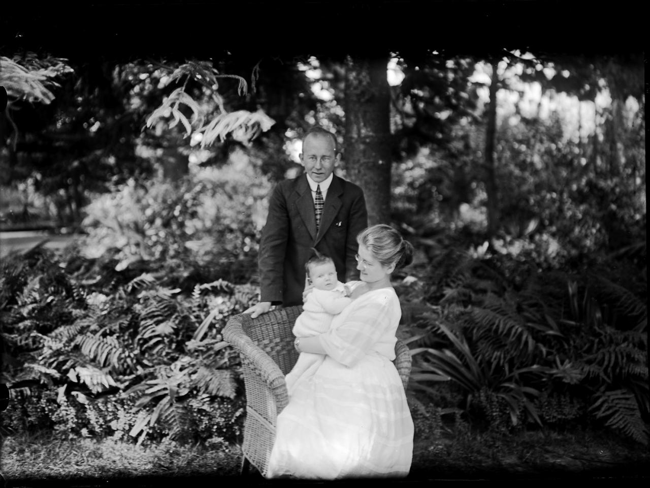 Retrato de un hombre y una mujer con un infante