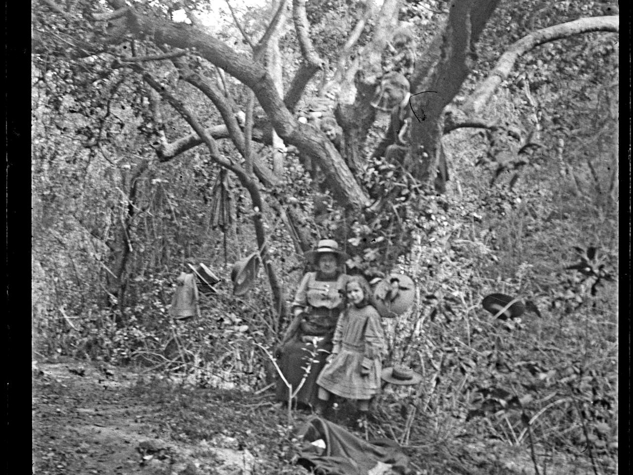 Un Hombre, una mujer y una niña en la naturaleza