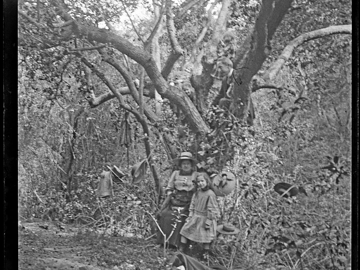Hombre, mujer y niña en paisaje natural