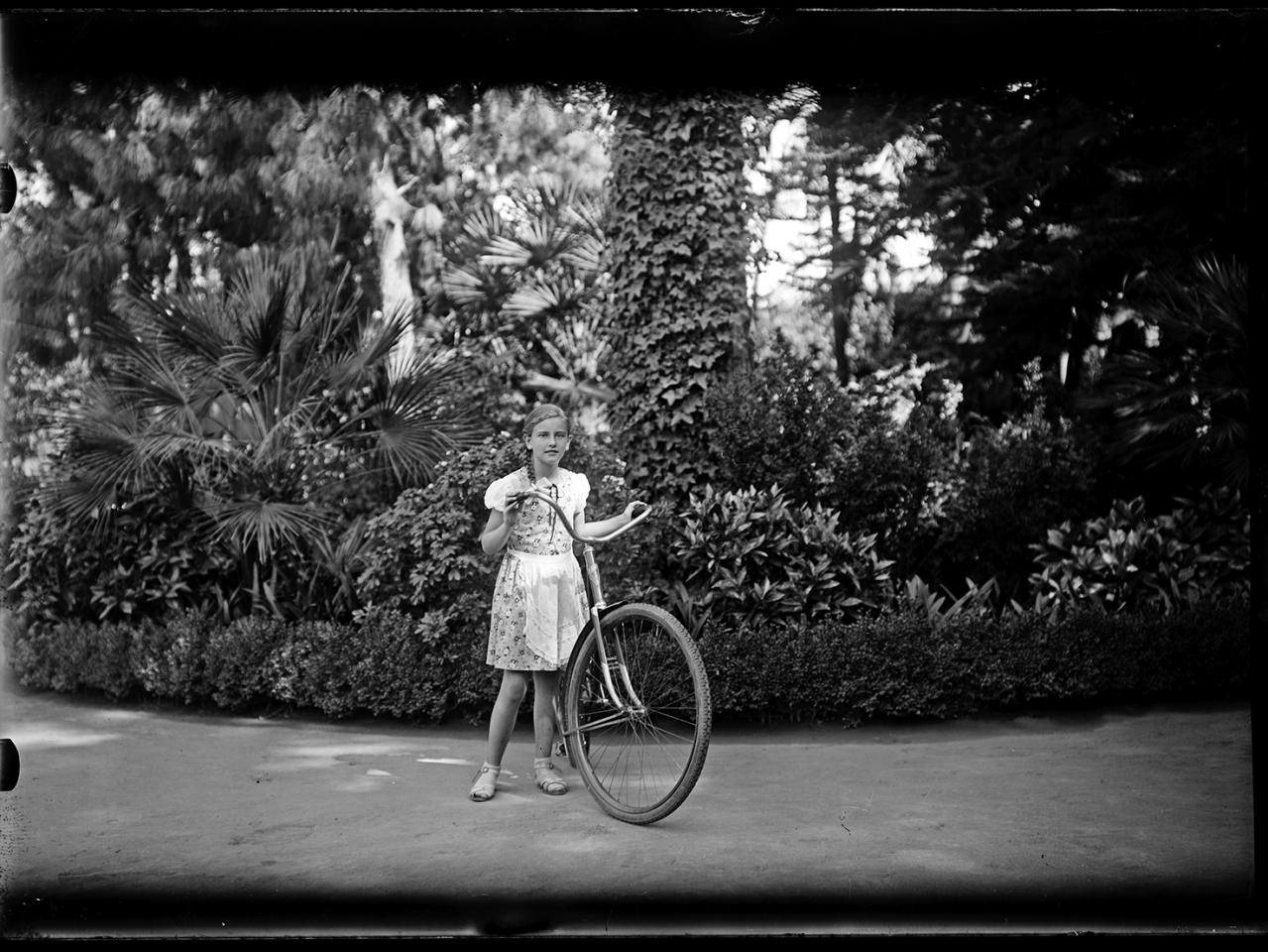 Niña con Bicicleta