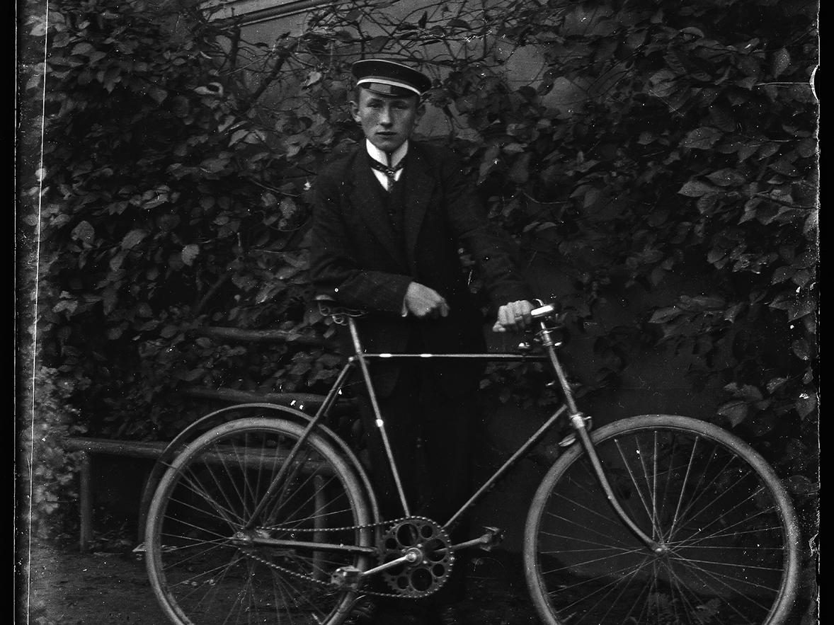 Retrato de uniformado con bicicleta
