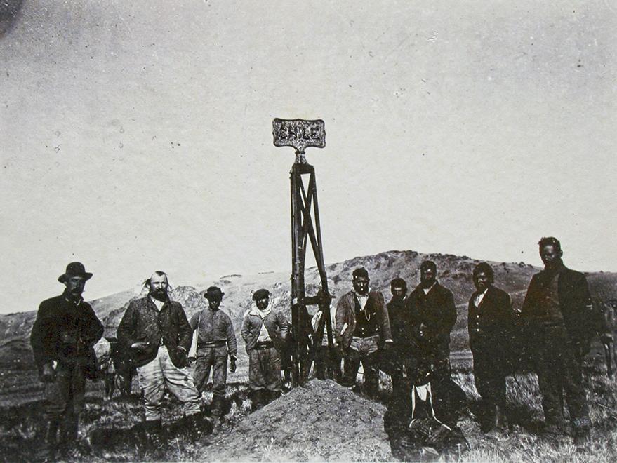 Hito 33, en pirámide de fierro