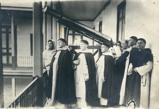 Fotografía que representa a un grupo de frailes dominicos con un telescopio