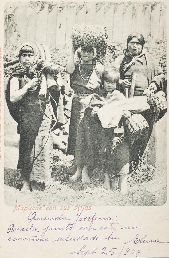 Mujer mapuche con sus hijas