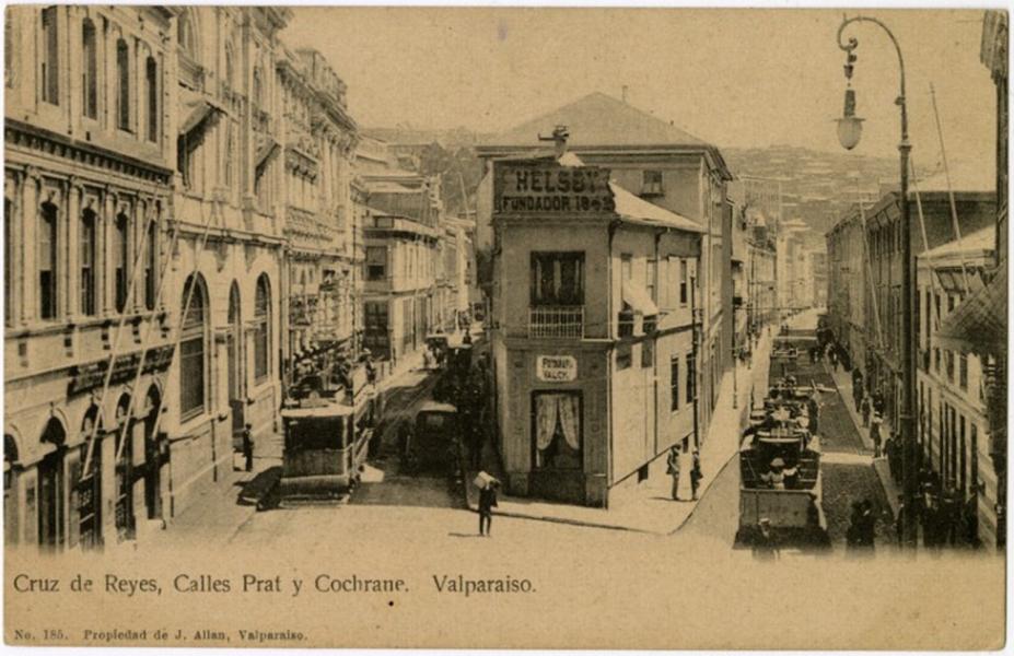 Primera tarjeta postal. Calotipo, fotomecánico monocromo sobre papel, 13.7 x 8 cm. Cruz de Reyes, calles Prat y Cochrane, Valparaíso. Primera tarjeta postal. Calotipo, fotomecánico monocromo sobre papel, 13.7 x 8 cm. Cruz de Reyes, calles Prat y Cochrane, Valparaíso.