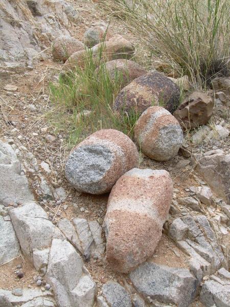 Martillos en las afuera de una mina
