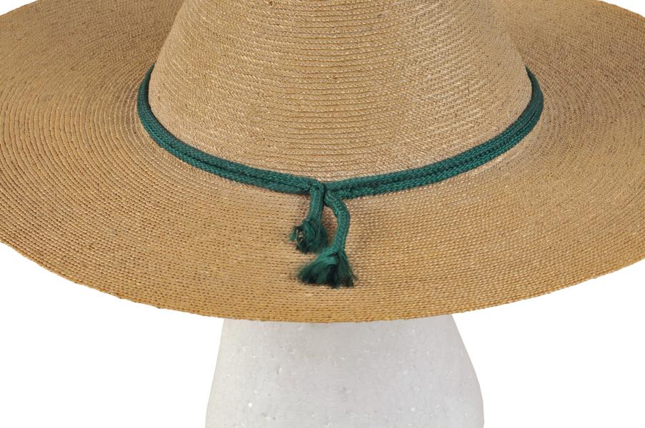 Detalle de bonete huicano, sombrero de hombre en paja teatina trenzada en color natural