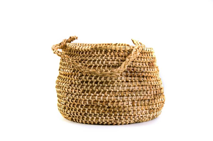 Canasto tipo tawela con asa trenzada de más de cuatro fibras, tejido por Úrsula Calderón Harban