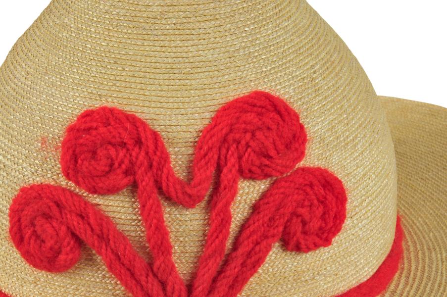 Detalle de bonete tipo colchagüino, tejido en paja teatina natural, con aplicaciones en lana