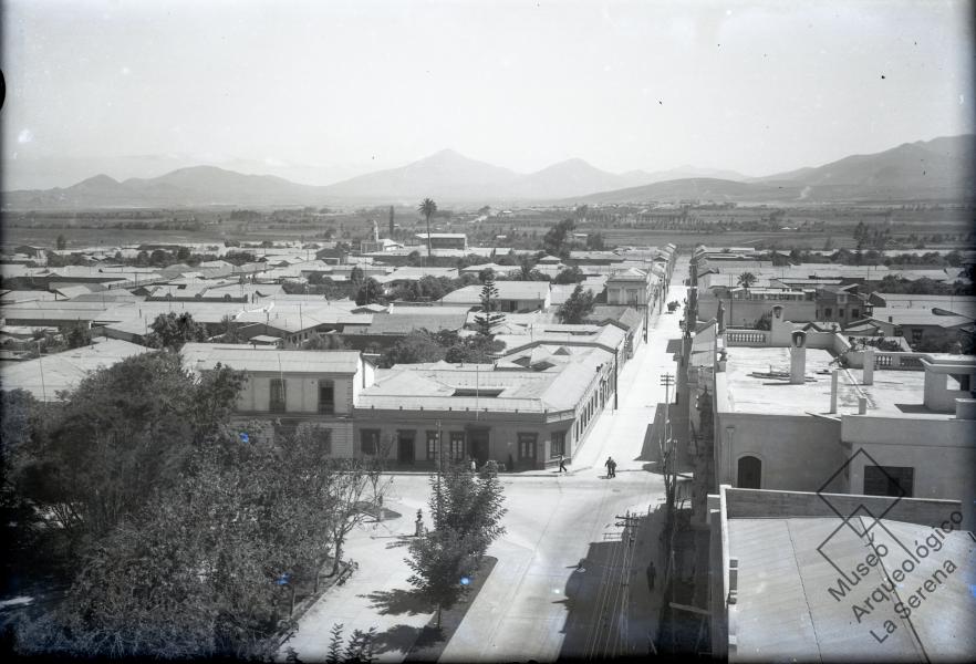 Panorama Aéreo. Fotografía tomada desde la Catedral, vista hacia el norte, iglesia Santa Inés, palmera fundacional, río Elqui