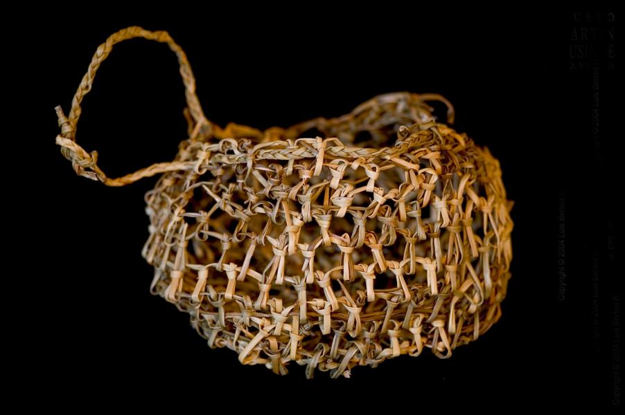 Canasto tipo keichi, un solo nudo, con asa trenzada, tejido por Cristina Calderón Harban