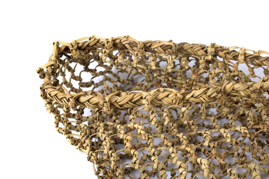 Detalle canasto tipo keichi, doble anudado, con asa trenzada, tejido por Claudia González Vidal