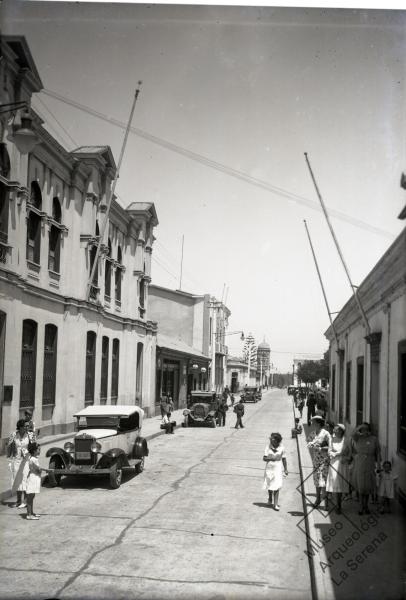 Paradero de autos, La Serena. Vista nororiente calle Cordovez, entre Matta y Los Carrera, tomada en vereda sur hacia la Catedral