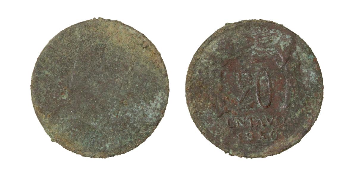 Es una pieza de forma circular y cubierta por una pátina marrón con tintes verdosos