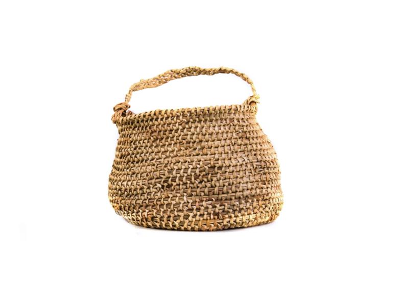 Canasto tipo tawela, con asa trenzada de más de cuatro fibras, tejido por Cristina Calderón Harban