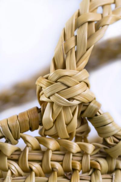 Detalle de Canasto tipo tawela, con asa trenzada de más de cuatro fibras