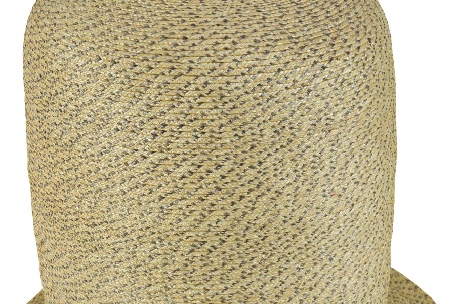 Detalle de la copa de sombrero tipo Rugendas, tejido en paja teatina natural y teñida