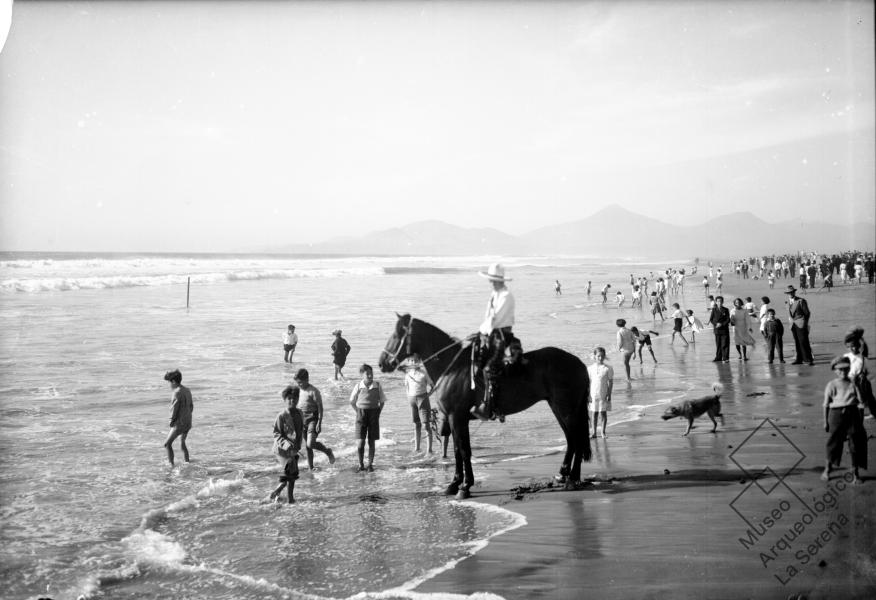 Playa de La Serena. Vista de la playa hacia el sur, personas y un jinete