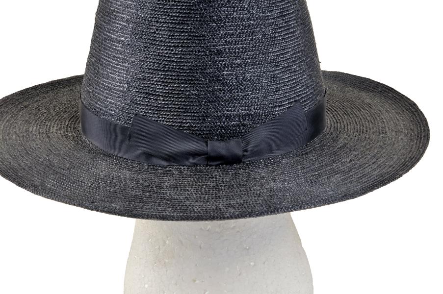 Detalle de ala y ornamentación de sombrero tipo Rugendas, tejido en paja teatina teñida con anilinas