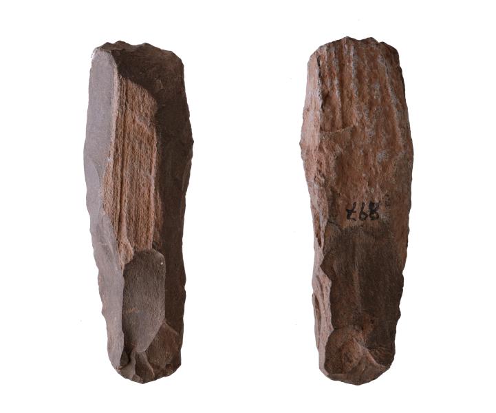 Azuela o Toki de basalto con sección transversal y presencia de corteza