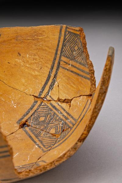 Detalle de la decoración interior y de la pasta cerámica