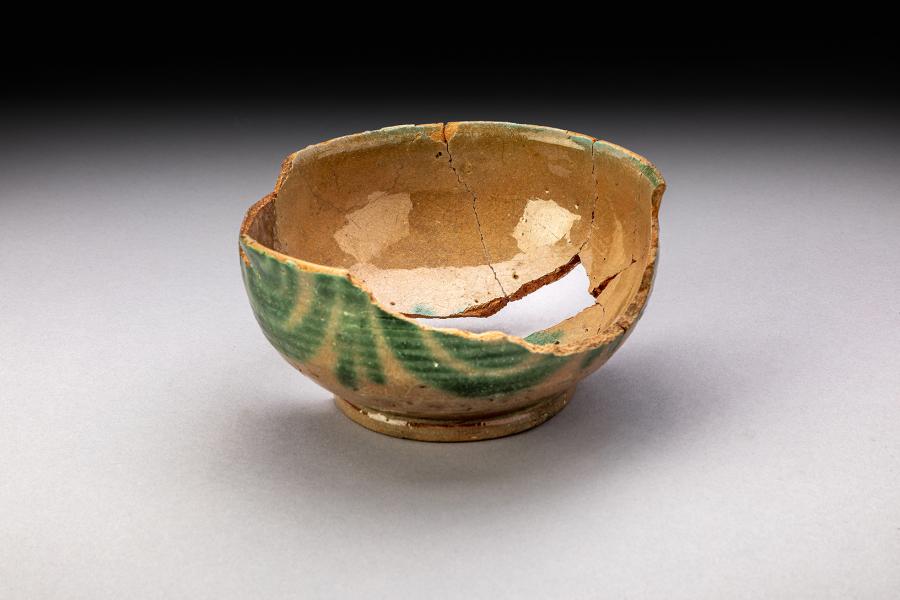 Cuenco esmaltado con decoración verde de origen sudamericano