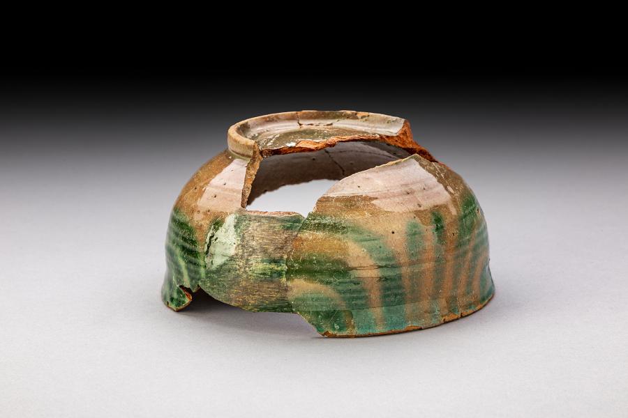 Decoración verde en la cara exterior del cuenco esmaltado