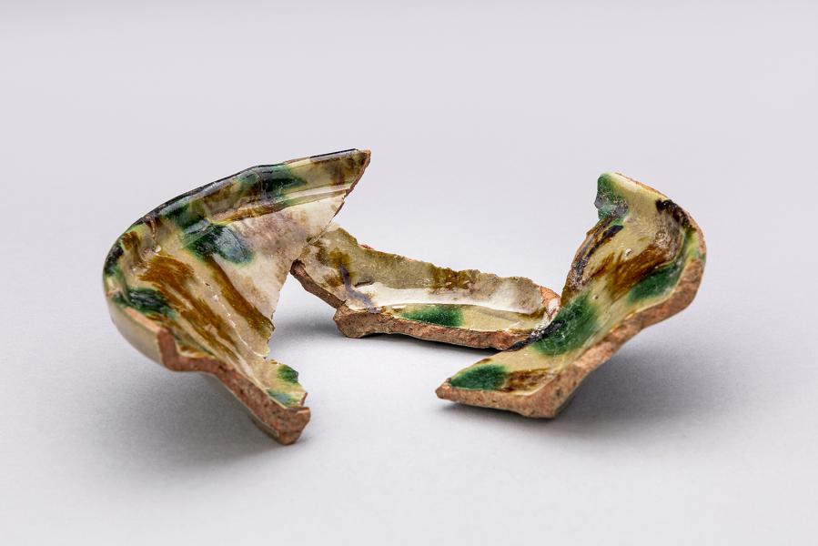 Cuenco de servicio de mesa con decoración verde y café en manchones difusos