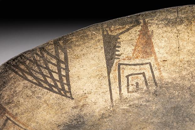 Detalle de los motivos reticulados y laberinto con pestañas interior