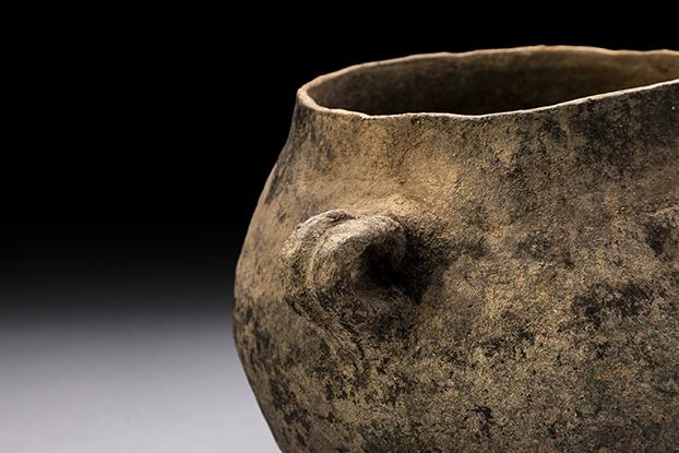 Detalle del asa con ranura vertical de la vasija n.º 11