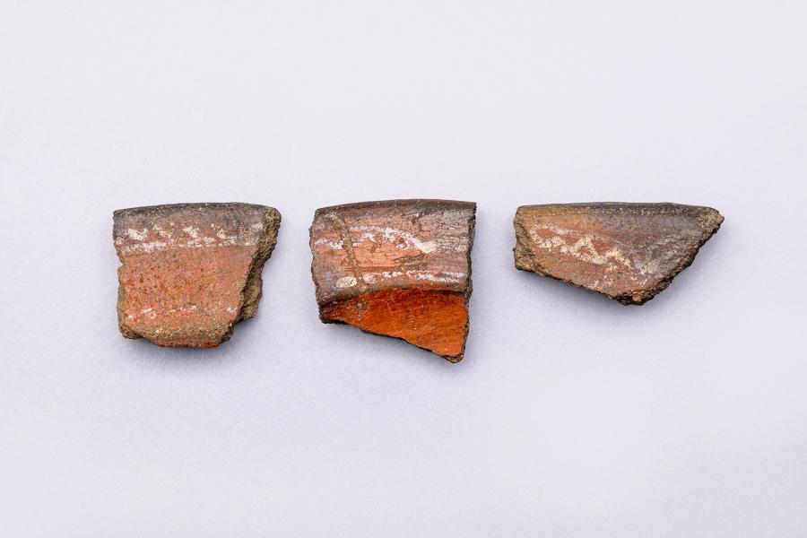 Fragmentos de platos hondos con engobe rojo y motivos blancos