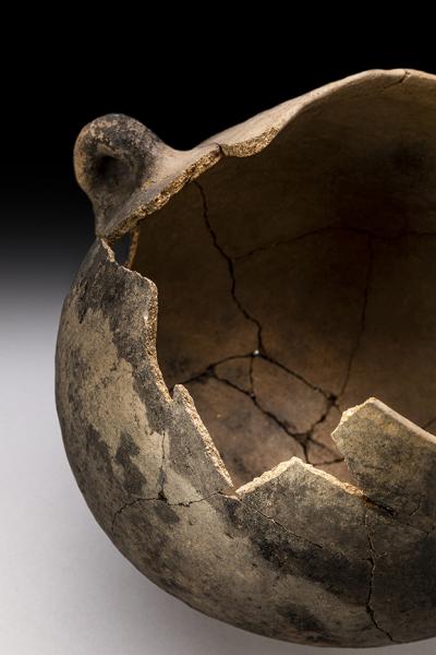 Detalle de superficie exterior tiznada y pasta cerámica en la vasija n.º 4