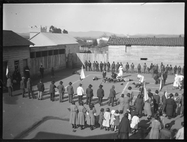 Demostración de práctica de las enfermeras en la escuela de la Misión Anglicana (c. 1928)