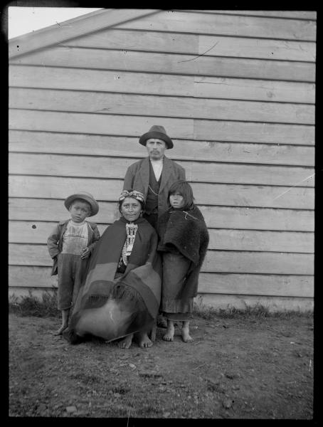 Retrato de familia mapuche (c. 1920)