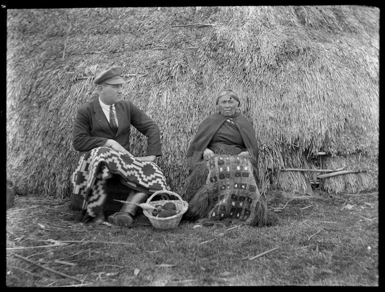 Tejedora mapuche junto a Alfredo Kenner, alcalde de Cholchol (c. 1920)