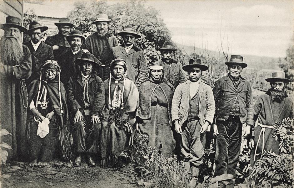 Mujeres y hombres mapuches junto a misioneros capuchinos