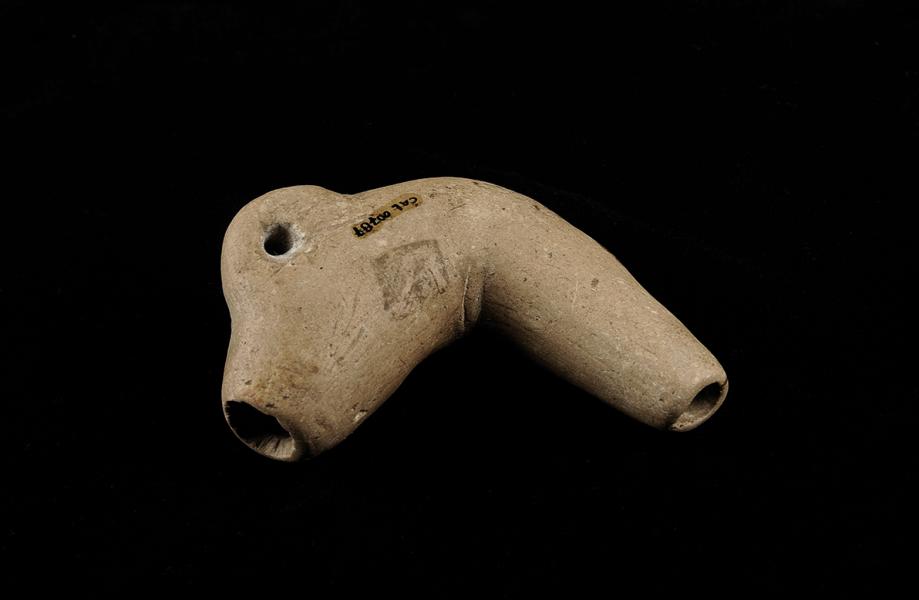 Flauta acodada de piedra café