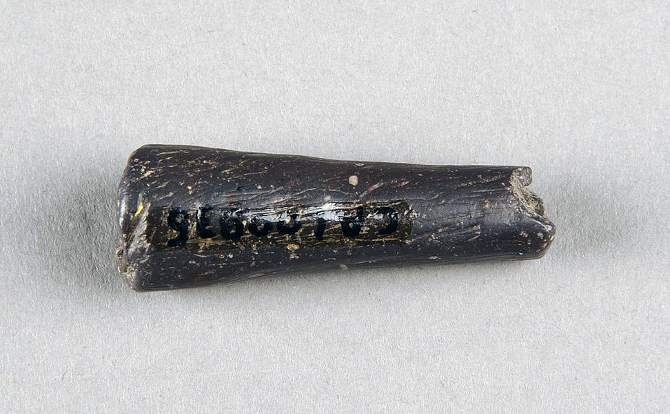 Flauta vertical de piedra negra