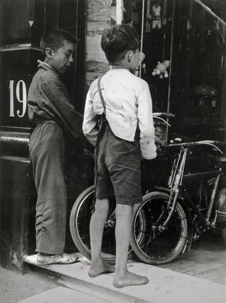 Niños frente a una tienda