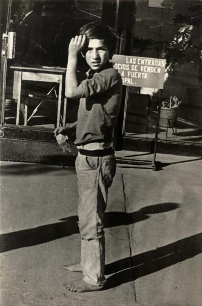 Niño descalzo en el centro de Santiago