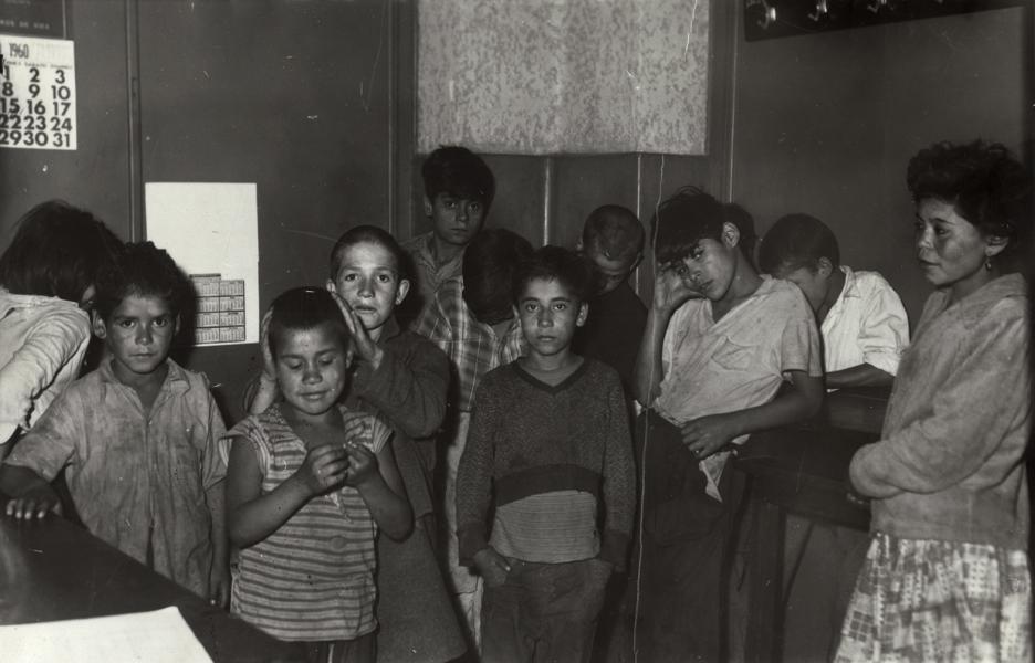 Grupo de niños en un hogar de acogida