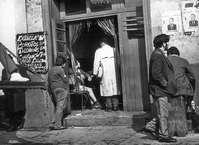 Niño en la entrada de un negocio de comida