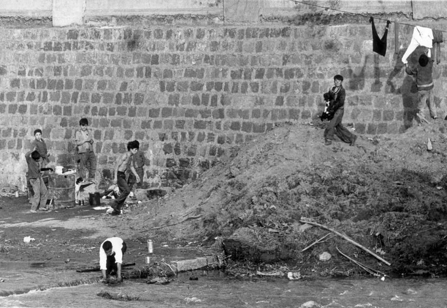 Grupo de niños a orillas del río Mapocho