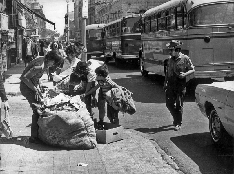 Familia recolectando papel