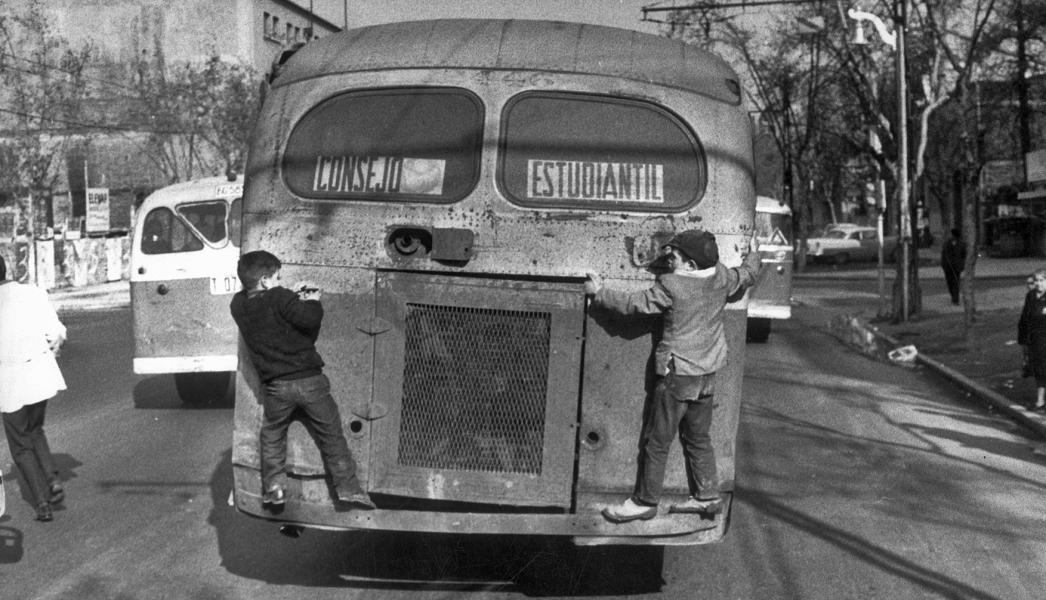 Niños afirmados en la parte trasera de un bus