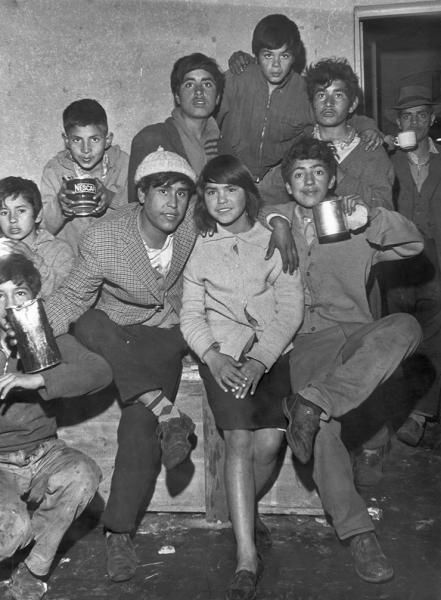 Retrato de un grupo de niños recibiendo alimentación en algún lugar de acogida