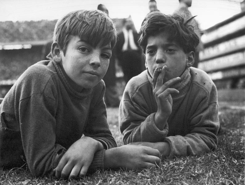 Retrato de dos niños en el suelo